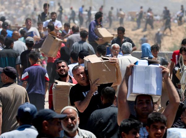 Warga Palestina Terima Bantuan Saat Serangan Israel Terus Berlanjut