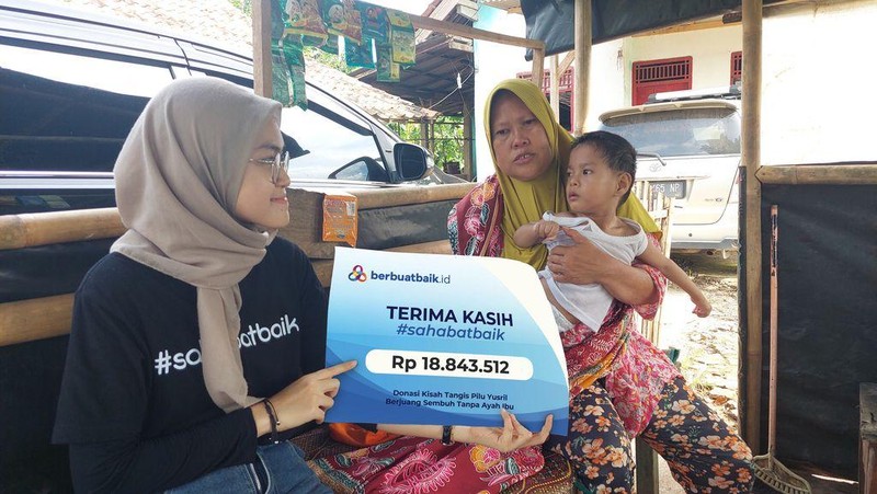 Sahabat Baik Bantu Bocah Penderita Hernia, Kondisinya Membaik