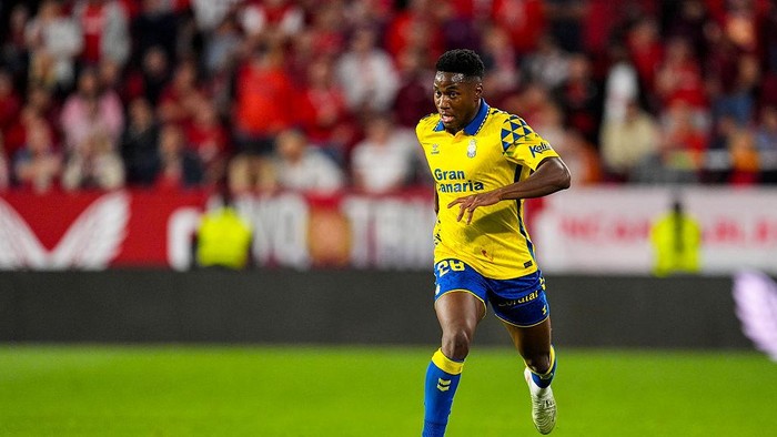 2214943004 SEVILLA, SPAIN - MAY 13: Dario Essugo of UD Las Palmas in action during the Spanish league, LaLiga EA Sports, football match played between Sevilla FC and UD Las Palmas at Ramon Sanchez-Pizjuan stadium on May 13, 2025, in Sevilla, Spain. (Photo By Joaquin Corchero/Europa Press via Getty Images)