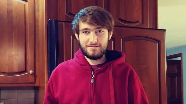 Sosok Asher Novkov-Bloom, Suami Stephanie Poetri