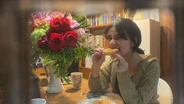 Cantiknya Selebgram Audinna saat Ngopi dan Makan Dessert