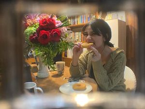 Cantiknya Selebgram Audinna saat Ngopi dan Makan Dessert