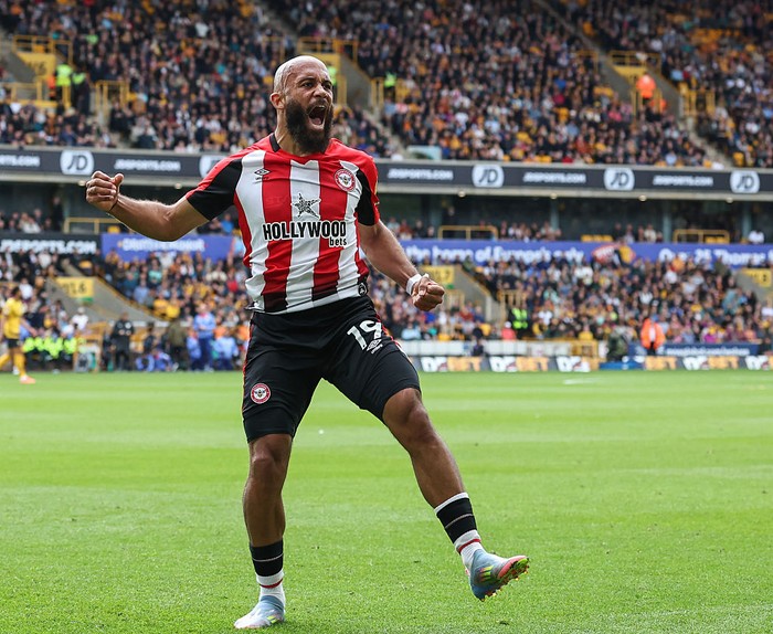 WOLVERHAMPTON, ENGLAND - MAY 25: Brentfords Bryan Mbeumo celebrates scoring the opening goal during the Premier League match between Wolverhampton Wanderers FC and Brentford FC at Molineux on May 25, 2025 in Wolverhampton, England. (Photo by Lee Parker - CameraSport via Getty Images)