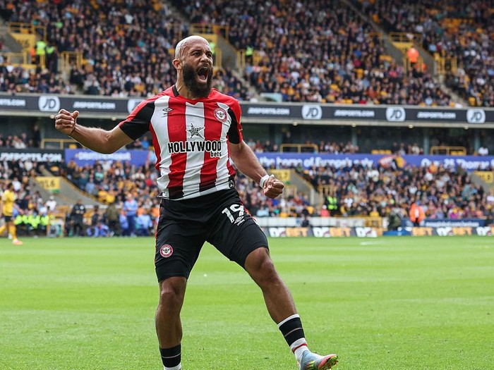 WOLVERHAMPTON, ENGLAND - MAY 25: Brentford's Bryan Mbeumo celebrates scoring the opening goal  during the Premier League match between Wolverhampton Wanderers FC and Brentford FC at Molineux on May 25, 2025 in Wolverhampton, England. (Photo by Lee Parker - CameraSport via Getty Images)