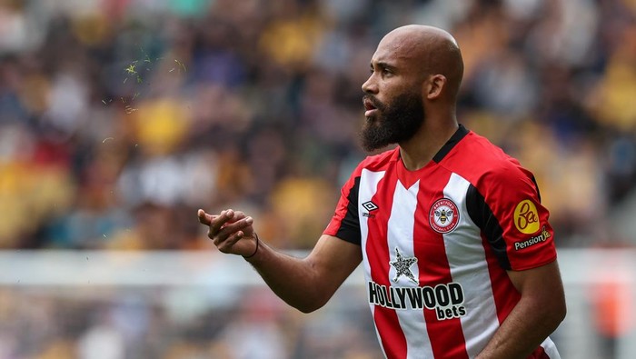 WOLVERHAMPTON, ENGLAND - MAY 25: Brentfords Bryan Mbeumo throws grass into the air to check the wind as he prepares to take a free kick during the Premier League match between Wolverhampton Wanderers FC and Brentford FC at Molineux on May 25, 2025 in Wolverhampton, England. (Photo by Lee Parker - CameraSport via Getty Images)