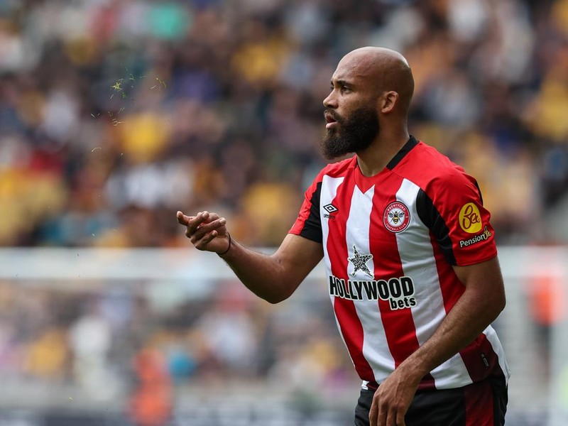 WOLVERHAMPTON, ENGLAND - MAY 25: Brentford's Bryan Mbeumo throws grass into the air to check the wind as he prepares to take a free kick during the Premier League match between Wolverhampton Wanderers FC and Brentford FC at Molineux on May 25, 2025 in Wolverhampton, England. (Photo by Lee Parker - CameraSport via Getty Images)
