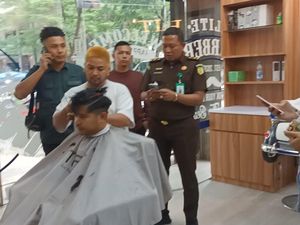 Lagi Asyik Potong Rambut, Buron Kasus Pencemaran Lingkungan Diciduk Kejari Batam Lagi Asyik Potong Rambut, Buron Kasus Pencemaran Lingkungan Diciduk Kejari Batam
