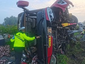 Bus Nusa Bali Terguling di Tol, 15 Penumpang Luka-luka Bus Nusa Bali Terguling di Tol, 15 Penumpang Luka-luka