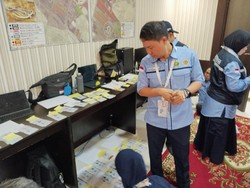 Petugas hingga Dirjen Haji Sortir-Percepat Pembagian Kartu Nusuk Jemaah RI