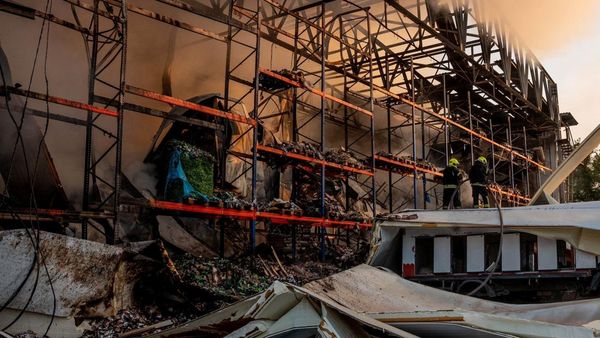 Drone Rusia Hantam Odesa, Warga Mengungsi dari Apartemen Rusak