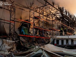 Drone Rusia Hantam Odesa, Warga Mengungsi dari Apartemen Rusak Drone Rusia Hantam Odesa, Warga Mengungsi dari Apartemen Rusak
