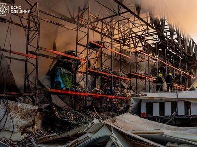 Drone Rusia Hantam Odesa, Warga Mengungsi dari Apartemen Rusak
