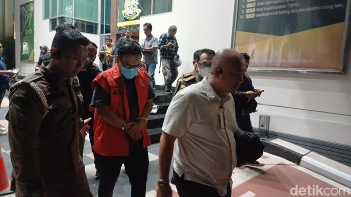 Eks Kabid Jalan dan Jembatan Dinas PU Bina Marga dan Pematusan Kota Surabaya Ganjar Siswo Pramono di saat mengenakan rompi tahanan pidana korupsi di Kejati Jatim. Eks Kabid Jalan dan Jembatan Dinas PU Bina Marga dan Pematusan Kota Surabaya Ganjar Siswo Pramono di saat mengenakan rompi tahanan pidana korupsi di Kejati Jatim.