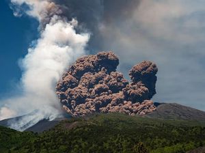 Dunia Hari Ini: Gunung Etna di Italia Meletus, Wisatawan Berlarian Amankan Diri Dunia Hari Ini: Gunung Etna di Italia Meletus, Wisatawan Berlarian Amankan Diri