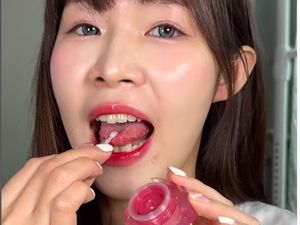 Influencer yang Suka Makan Kosmetik Meninggal Diduga karena Keracunan Influencer yang Suka Makan Kosmetik Meninggal Diduga karena Keracunan