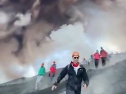 Gunung Etna Erupsi, Turis Berlarian Menjauh dari Kawah