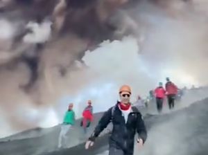 Turis-turis Bandel Abaikan Peringatan Sebelum Gunung Etna Erupsi Turis-turis Bandel Abaikan Peringatan Sebelum Gunung Etna Erupsi