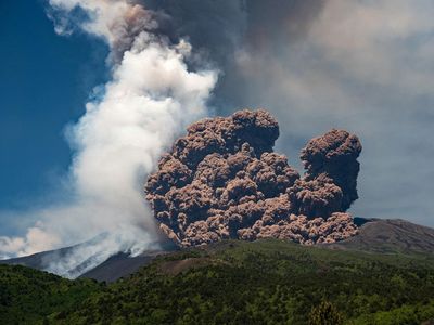 Gunung Etna Meletus, Abu Vulkanik Membubung ke Langit Sisilia