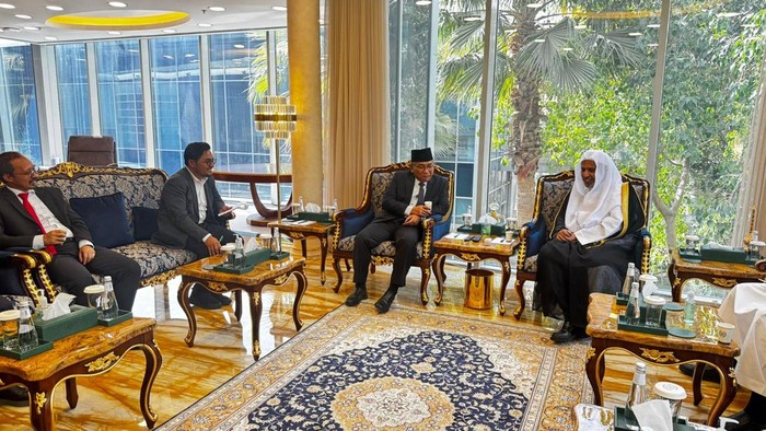 Gus Yahya Ketua Umum Pengurus Besar Nahdlatul Ulama (PBNU) K.H. Yahya Cholil Staquf (Gus Yahya) berjumpa dengan Sekjen Liga Muslim Dunia di kantor sentra MWL, Riyadh, Arab Saudi, Selasa (2/5/2025).