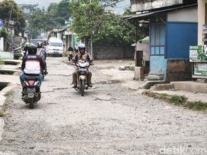 Warga Keluhkan Rusaknya Jalan Haurngambang Cililin Warga Keluhkan Rusaknya Jalan Haurngambang Cililin