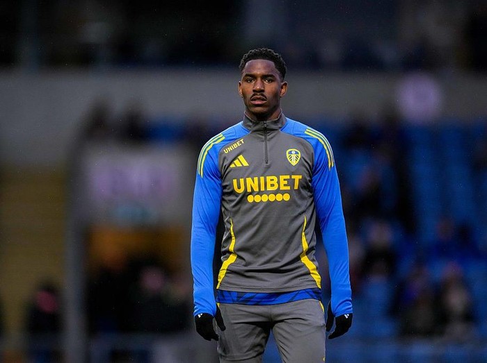 OXFORD, ENGLAND - APRIL 18:Junior Firpo of Leeds United warming up during the Sky Bet Championship match between Oxford United FC and Leeds United FC at Kassam Stadium on April 18, 2025 in Oxford, England. (Photo by Malcolm Bryce/Leeds United via Getty Images)