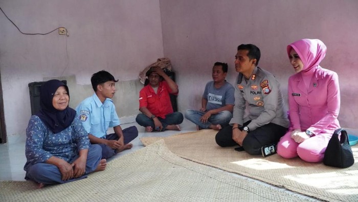 Kapolres Rokan Hulu AKBP Emil Eka Putra turun tangan menolong siswa trend yang sempat gagal cobaan gegara nunggak duit praktik. Kapolres Rokan Hulu AKBP Emil Eka Putra turun tangan menolong siswa trend yang sempat gagal cobaan gegara nunggak duit praktik.