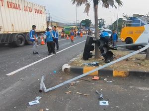 Truk Seruduk 7 Kendaraan di Lampu Merah Pasuruan, 2 Orang Tewas Truk Seruduk 7 Kendaraan di Lampu Merah Pasuruan, 2 Orang Tewas