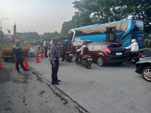 Lalin di Pasar Rebo Jaktim Macet Imbas Proyek Perbaikan Jalan Lalin di Pasar Rebo Jaktim Macet Imbas Proyek Perbaikan Jalan