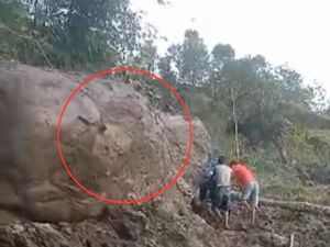 Sepekan Longsor, Batu Besar Tutup Akses 2 Desa di Pinrang Belum Dipindahkan Sepekan Longsor, Batu Besar Tutup Akses 2 Desa di Pinrang Belum Dipindahkan