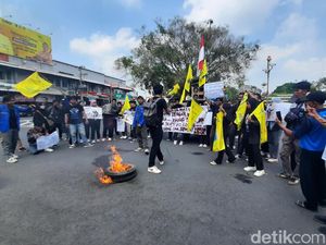 Mahasiswa Geruduk Kantor Bupati Pati, Protes Kenaikan PBB 250 Persen