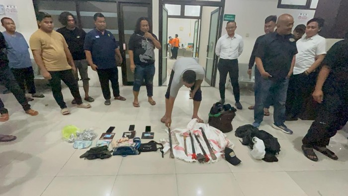 Barang bukti yang disita Subdit III Jatanras Ditreskrimum Polda Jatim dari para pelaku identitas maling