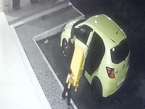 Pria Bermobil Brio Terekam CCTV Gondol Kotak Amal Masjid di Tulung Klaten Pria Bermobil Brio Terekam CCTV Gondol Kotak Amal Masjid di Tulung Klaten