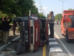 Mobil Kijang Terbalik Usai Diseruduk Truk di Sumberejo Klaten