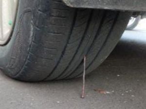 Viral Tukang Parkir Alun-alun Pasuruan Pasang Paku di Ban Mobil Viral Tukang Parkir Alun-alun Pasuruan Pasang Paku di Ban Mobil