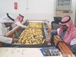 Melihat Langsung Proses Pembuatan Kain Kiswah di Makkah