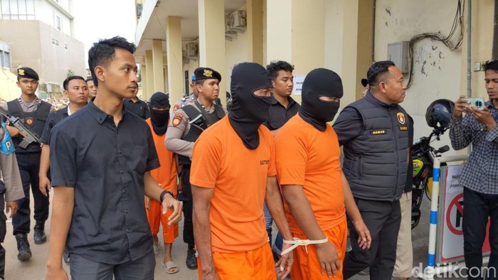 Para pelaku pencabulan anak di Tulungagung yang sudah dijadikan tersangka. Para pelaku pencabulan anak di Tulungagung yang sudah dijadikan tersangka.