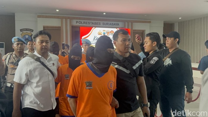 Pelaku premanisme berkedok ormas kuasai lahan warga Surabaya. Pelaku premanisme berkedok ormas kuasai lahan warga Surabaya.