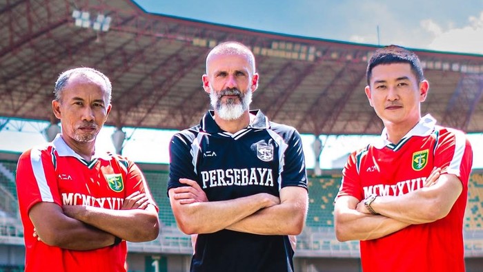 Pelatih Baru Persebaya Eduardo Perez Moran (tengah) ditemani Uston Nawawi dan Shin Sang-gyu