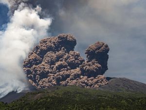 Gunung Api Ini Sudah Berusia 500 Ribu Tahun dan Tak Berhenti Meletus, Kok Bisa?
