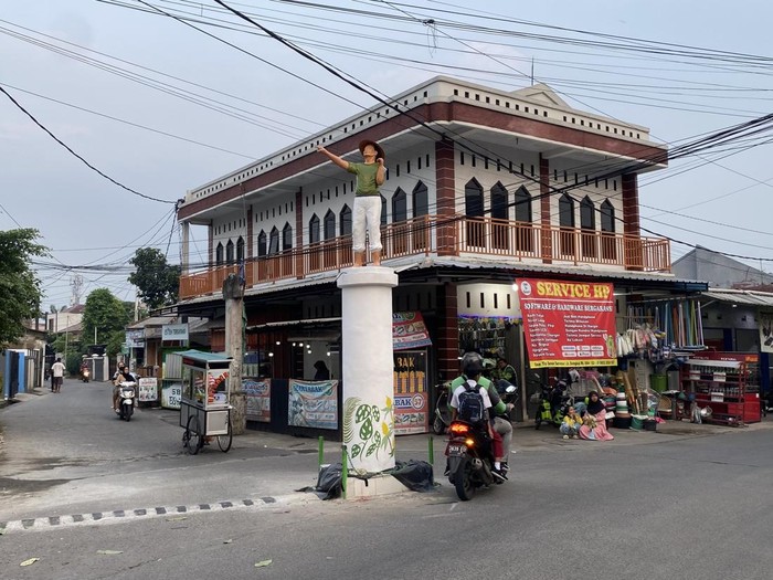 Penampakan Patung Tugu Tani, Kota Depok final diperbaiki usai hancur disangka ditabrak. (Devi/detikcom) Penampakan Patung Tugu Tani, Kota Depok final diperbaiki usai hancur disangka ditabrak. (Devi/detikcom)