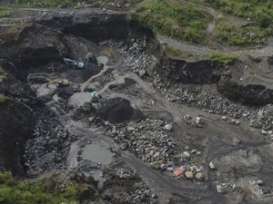 Penampakan Tambang Pasir di Kaki Gunung Galunggung