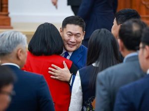 Didemo Gara-gara Gaya Hidup Mewah Anak, PM Mongolia Mundur Didemo Gara-gara Gaya Hidup Mewah Anak, PM Mongolia Mundur
