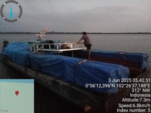 Polisi Sergap Kapal Pembawa 25 Ton Kayu Ilegal di Riau, Nahkoda-ABK Dibekuk
