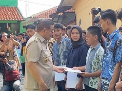 Pramono Bagikan 827 Ijazah Siswa SD-SMA Jakarta yang Tertahan gegara Biaya