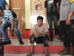Video: Suami Bunuh Istri gegara Cemburu, Warga Emosi Video: Suami Bunuh Istri gegara Cemburu, Warga Emosi