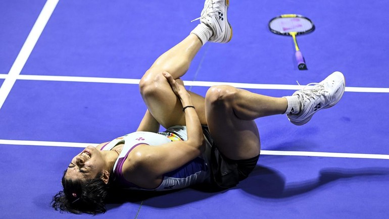 Di tengah pertandingan, Malvika terlihat mengalami gangguan fisik yang memaksanya berhenti dan tidak dapat melanjutkan permainan. ANTARA FOTO/Hafidz Mubarak A