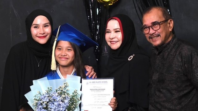 Berita Seputar Selebriti Insertlive Terkini : Baru Lulus, Ini Sosok 2 Anak yang Bikin Zaskia dan Hanung Pontang-panting dari Palestina