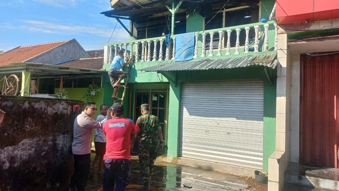 Rumah kos yang terbakar di Jember.