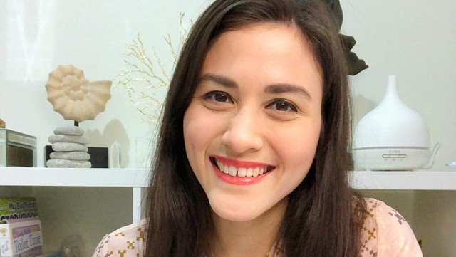 Gosip Terkini Selebriti Insertlive : Kisah Mualaf Adik Darius Sinathrya, Tertarik dengan Islam Sejak SMA