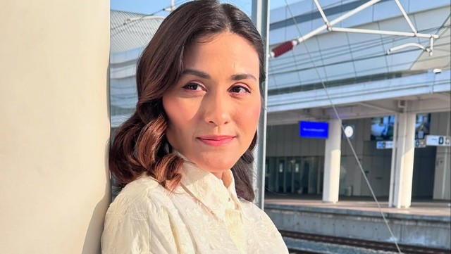 Berita Viral Selebriti dari InsertLive : Profil Samanta Elsener Adik Darius Sinathrya yang Masuk Islam